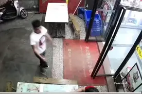 #玉林 一女子商店里借厕所遭拒，同行男子过来扇店员一巴掌