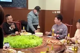 1月25日哈尔滨，从外地回来的男子扮成服务员突然出现在聚会现场。被这满满的兄弟情破防了@葫芦七兄弟四娃 视频封面
