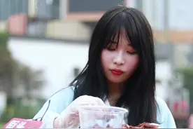 “虞书欣”穿个睡衣就来了，大白天敢穿这装束上街的全国可能就长沙妹子啦#街拍 #虞书欣 #我要上热门视频封面