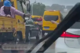 6月13日，山东青岛，下雨天车斗内的工人没带雨具被淋，暖心司机隔空送伞！大哥撑伞转圈的样子，太有爱了！#山东dou知道 视频封面