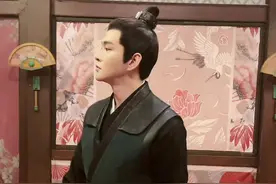 边拍打戏还要被迫营业…#摇摆 #拍戏现场 #汉服小哥哥视频封面