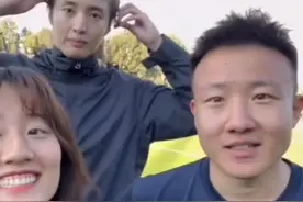 中国女足门将赵丽娜被猝不及防喂了一嘴狗粮，呆住的样子也太可爱了#赵丽娜公布择偶标准 #中国女足 视频封面