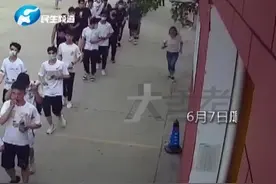 河南周口：高考考场外，这位赤脚奔跑的女教师，让人忍不住点赞 #赤脚女老师  #光脚  #高考视频封面