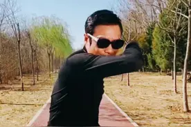 音乐一起，我就是你们记忆中舞台上那个捞家了😎#罗嘉良 #难兄难弟#跳舞 #跑出疫情跑进春日 #健身光速成长计划