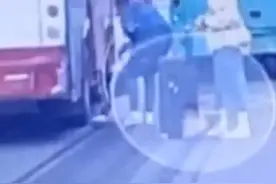 太惊险！孩子被公交车门夹住腿拖行视频封面