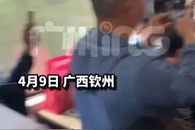北海至防城港列车10日就停运了，乘务员用歌声来告别乘客