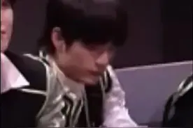 #张颜齐饭桌脱鞋 这也太真性情了，哈哈哈#张颜齐视频封面