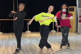 希望你在教室留下的每一滴汗水 都会在热爱的土壤里开出花朵#艺考 #舞蹈生 #内容过于真实 #校园视频封面