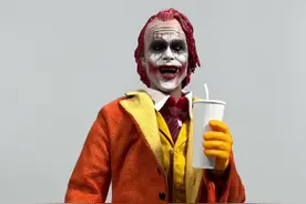 麦当劳门口坐着的小丑居然笑里藏刀？！！#麦当劳小丑 #小丑 #手办 #玩具 #评测视频封面