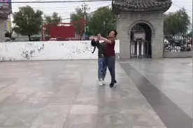 解封了，终于可以跳华尔兹了，华尔兹起源于一百多年的英国皇室视频封面