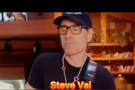 Stevevai新吉他喜欢吗？看到最后大神也有车祸的时候#电吉他 #吉他大师 @抖音短视频视频封面