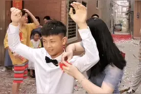 伴郎伴娘戴胸花环节…！！#接亲趣事  #伴郎伴娘 #广东吴川 #撑粤语 #搞笑 视频封面