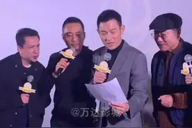 #电影铁道英雄 青岛东方影都见面会现场，主题曲演唱者 #刘德华 和现场所有主创及观众一起唱《又弹起我心爱的土琵琶》，好听！#张涵予 #范伟 #魏晨 视频封面