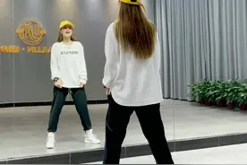 #热身舞蹈 #尊巴舞 #律动舞 #trap 是不是身体不协调，律动差，快的跟不上，慢的不会踩点，试试这个，可以燃脂，且暴汗@抖音短视频视频封面