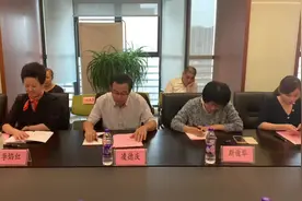 抖音上大多是配音配唱，我认为尽量采用原声原音为好