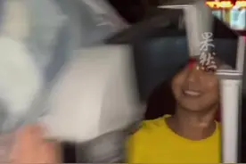 女子给前夫的孩子送保暖衣物，被孩子塞的小纸条弄哭。女子：“只要他还叫我妈 他就永远是我的儿子”视频封面