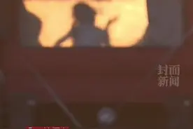 最爱的人在身边，最美的风景在路上！网友拍夕阳拍到小女孩卡车内起舞❤️视频封面
