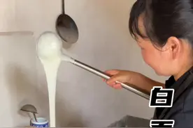 #我的乡村生活 #浆水漏鱼#一碗面五碗水，就能做出滑溜劲道的白面漏鱼，配上降水，味道绝对沃野！