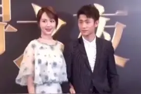 #杨紫 现场不小心打了个嗝，#张一山 拦在自己身上称放了个P，惹得众人大笑。视频封面
