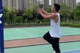 三步上篮教学方法四个步骤教会你赶紧练起来#篮球教学 #三步上篮 #篮球需要沉淀视频封面