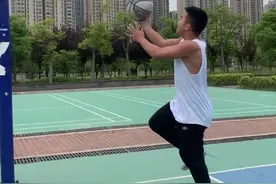 三步上篮教学方法四个步骤教会你赶紧练起来#篮球教学 #三步上篮 #篮球需要沉淀视频封面