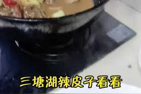 焖饼子也叫（封肉盖饼子）你们喜欢这样的美食吗？@抖音短视频 