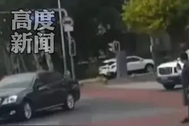 就差一点！小男孩骑滑板车过马路险被撞，家长吓坏当街教育孩子。 #你怎么看 视频封面