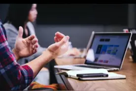 央媒呼吁取消“大小周” 你怎么看？视频封面