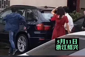 #小伙定亲时跟女友握手 小伙去女友家定亲，送花后下意识跟女友握手，网友：合作愉快视频封面