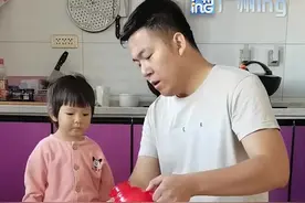 言传身教比说更有效！#奶爸假装开水烫自己让2岁女儿远离水壶视频封面