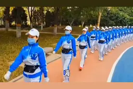 请你欣赏一首动听、有力的歌曲《健康走出来》（音画欣赏）