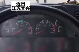 近日江苏宜兴，一卡车司机跳魔性舞蹈走红，引发网友热议。原是，#天猫双十一 已经开启，已经好几天没跑活的司机师傅接到大单，开心到跳舞。视频封面