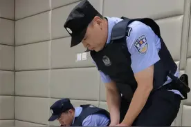 #夏至未至，实战化演练从未缺席！倒地后如何进行上铐，如何对脚部进行控制？#夏至盛宴#司法警察视频封面
