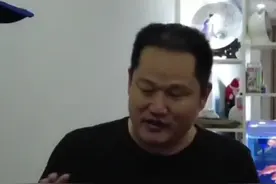 那个悄悄为消防员买单的黑衣大哥找到了！视频封面