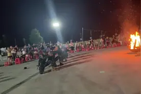 你的父母拿着血汗钱供你读书，让你接受高等教育，改变三代的命运视频封面