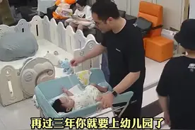 4个月婴儿突然开口说话，回答爸爸“开心”，咬字清晰逗乐全家人视频封面