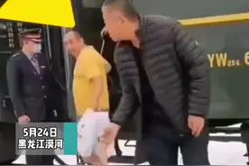 #漠河5月飘雪 男子短袖短裤下火车被惊呆 直呼：我走的时候还是夏天视频封面