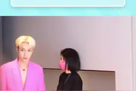 #张艺兴玫红色西装造型 张艺兴白金短发颜色也好亮眼～（哇哦还是真空西装！）视频封面