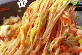 吃腻了汤面的宝宝，不妨试试这个#虾仁炒面 做法简单又营养好吃～#宝宝辅食 #炒面 #宝宝餐视频封面