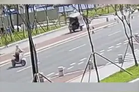 小轿车撞倒骑车女子，武警官兵紧急救助（武警广东总队  张业照、王子文）视频封面