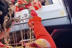 两个新娘同一天从宿迁嫁到徐州丰县，路上偶遇互换手捧花，互相祝福。#婚礼 #新婚快乐呀❤ #周口观察视频封面