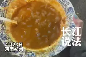 女子在路边摊吃到一半，城管来了摊主全部跑了，留下她端着碗站路边不知所措……#神操作 #社会百态视频封面