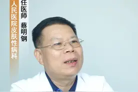 脚底板发白多汗有小凹坑，很多人误以为是脚气，自己用💊反而更严重了，这条视频可以帮到你#皮肤 #脚臭 视频封面
