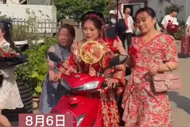 新娘骑电动车带新郎回家，简化婚礼不给防疫添麻烦#婚礼简办 #预防疫情人人有责 #简单的幸福 视频封面