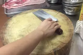 切五花肉也要看纹路，顺纹切比较塞牙缝，横纹切就对了