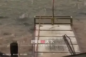6月16日，#江苏一边高温预警一边下冰雹，最高温达37 ℃以上，而淮安涟水县有乡镇出现持续冰雹，最大有鸡蛋大小，可谓冰火两重天！视频封面