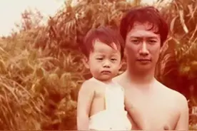 1975年富士康创始人郭台铭老照片：带着儿子郭守正来到郊外游玩。郭守正小时候，郭台铭刚创业起步，鸿海是个小规模公司。忙着打拼的郭台铭很少有时间回家。有一天，郭台铭抽出时间回家，一进门就听到儿子哇哇大哭。郭台铭质问第一任妻子林淑如：怎么回事？为什么哭？林淑如告诉丈夫：儿子肚子饿，总是喝稀饭，小孩子吃不饱，所以一直哭。你好久没有拿钱回家了。郭台铭听后，心里面很难受，说：再怎么苦，也要买奶粉啊！#老照片 #人物故事 #郭台铭 #富士康 视频封面