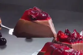 果冻般的质感用叉子插下去 太享受了！#自制甜品 #樱桃蛋糕视频封面