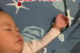 宝宝睡着叫不醒，爸爸播放她的专属背景音乐。果然，孩子睡梦中就开始律动视频封面