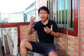 傍晚时分给蜜蜂喂蜂蜜水，大量工蜂飞出蜂箱是怎么回事视频封面
